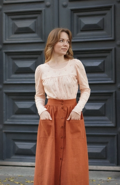 Kobieca spódnica z lnu w odcieniu cynamonu, długość midi, fason rozkloszowany