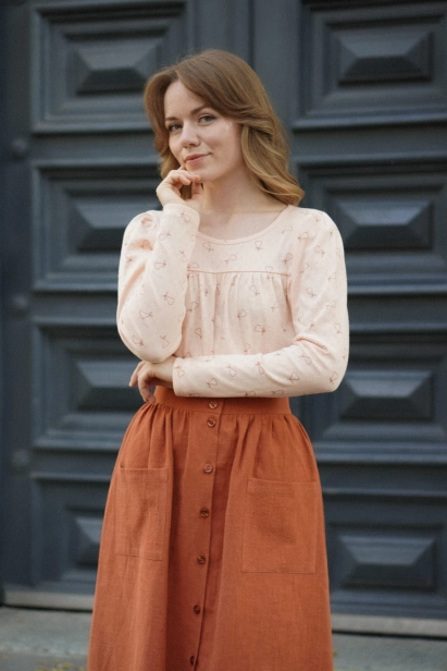 Lniana spódnica midi w ciepłym kolorze cynamonu, stylizowana z naturalną koszulą