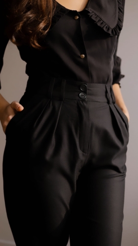 Cygaretki damskie o klasycznym kroju z wysokim stanem i czterema zakładkami z przodu, które subtelnie wysmuklają sylwetkę.