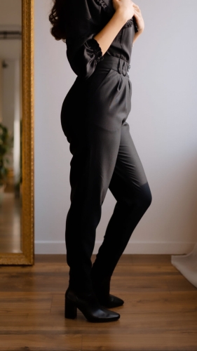 Cygaretki damskie o klasycznym kroju z wysokim stanem i czterema zakładkami z przodu, które subtelnie wysmuklają sylwetkę.