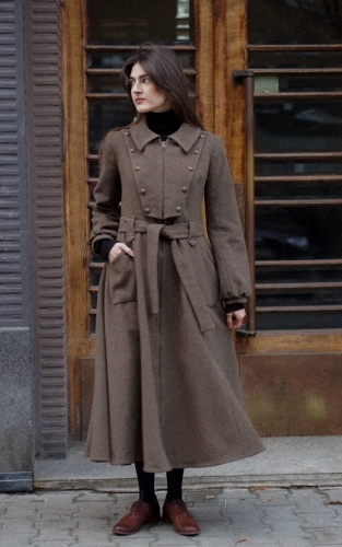 Wełniany płaszcz damski inspirowany stylem retro, z klasycznymi klapami i metalowymi guzikami z przodu.