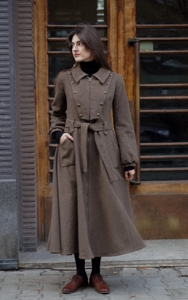 Wełniany płaszcz damski inspirowany stylem retro, z klasycznymi klapami i metalowymi guzikami z przodu.