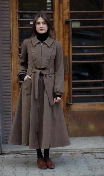 Wyposażony w odpinany kaptur – możesz nosić go według pogody i stylizacji.