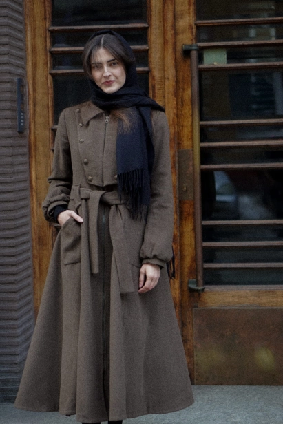 Głębokie naszywane kieszenie w ozdobnym kształcie oraz rozkloszowany dół, który ładnie się układa i podkreśla styl.