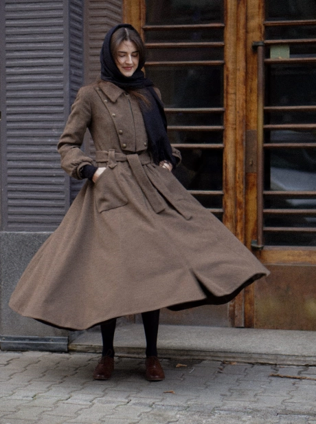 Głębokie naszywane kieszenie w ozdobnym kształcie oraz rozkloszowany dół, który ładnie się układa i podkreśla styl.