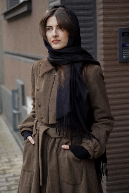 Tkanina wierzchnia: 100% wełna, podszewka: 100% wiskoza – komfort termiczny w chłodniejsze dni.