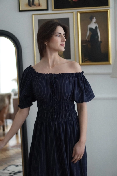 sukienka Amelia w paski z odkrytymi ramionami