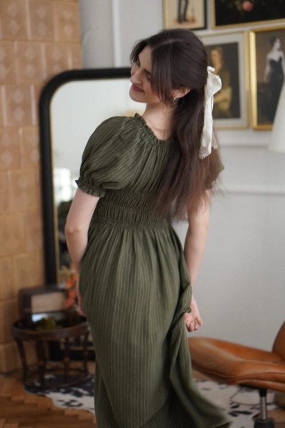 sukienka Amelia w paski z odkrytymi ramionami