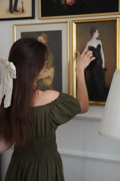 elegancka sukienka Amelia paski zieleń stylizacja