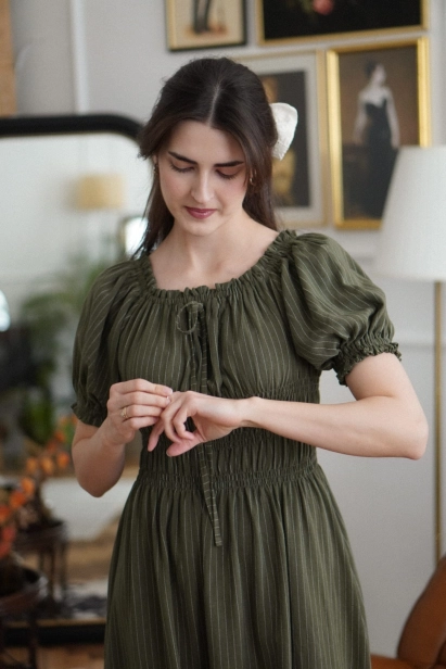 zielona sukienka Amelia z paskiem w talii