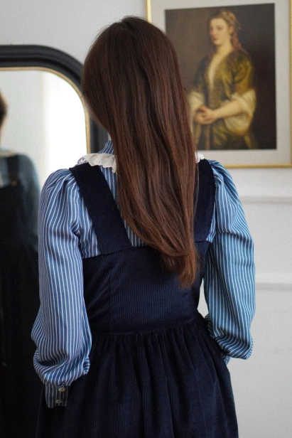 granatowa sukienka sztruksowa w stylu vintage Miio