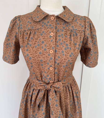 Sukienka Rosalie beżowa - sukienka retro midi z paskiem