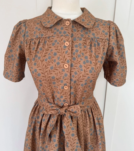 Sukienka Rosalie beżowa - sukienka retro midi z paskiem