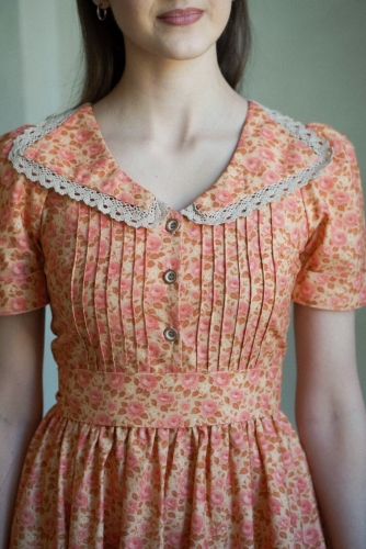 retro-sukienka-regina-kwiaty-przod