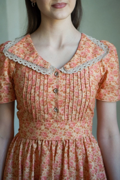 retro-sukienka-regina-kwiaty-przod