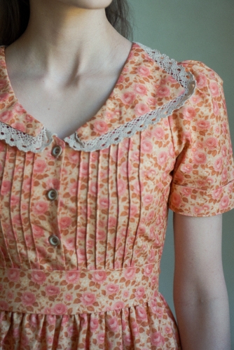 sukienka-regina-kwiaty-detal-materialu