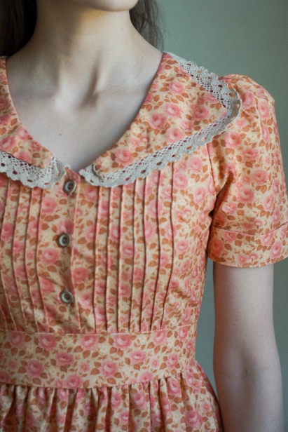 sukienka-regina-kwiaty-detal-materialu