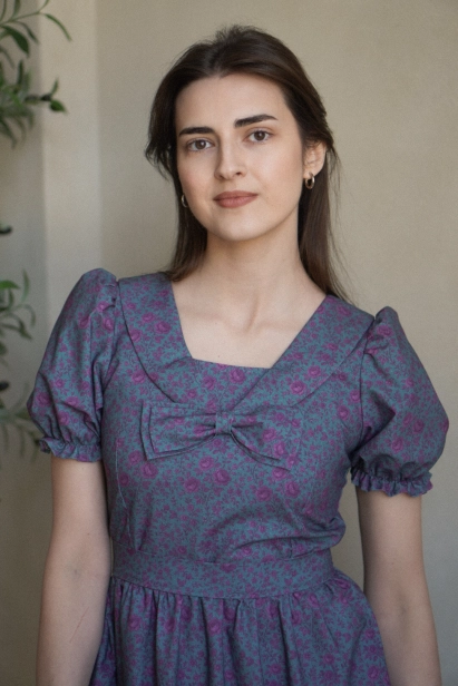 sukienka retro, sukienka vintage, sukienka w stylu lat 50, sukienka retro damska, sukienka vintage midi, romantyczna sukienka retro, fioletowa sukienka, sukienka w kwiaty vintage, kwiatowe wzory