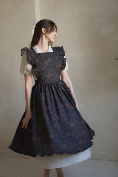 fartuszek Miio w róże detal materiału