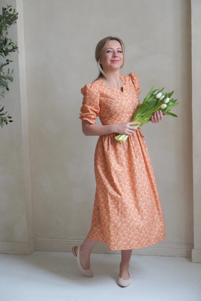 sukienka-w-stylu-retro-anatolia-roze-cala-sylwetka