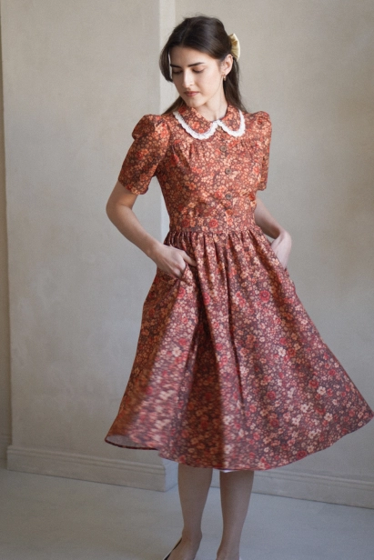 sukienka-rosalie-rude-kwiaty-cala-sylwetka