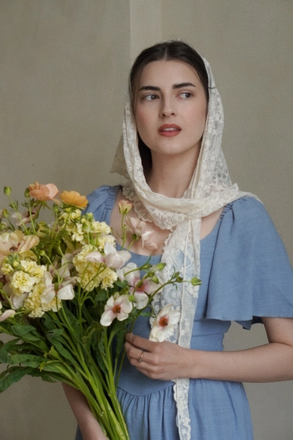 Sukienka Julia w błękitnym odcieniu to połączenie kobiecej elegancji i klimatu vintage