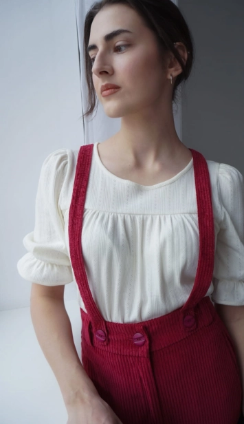 SZTRUKSOWE SPODNIE NA SZELKACH FUKSJA